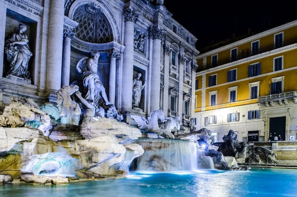La Fontana di Trevi illuminata di notte