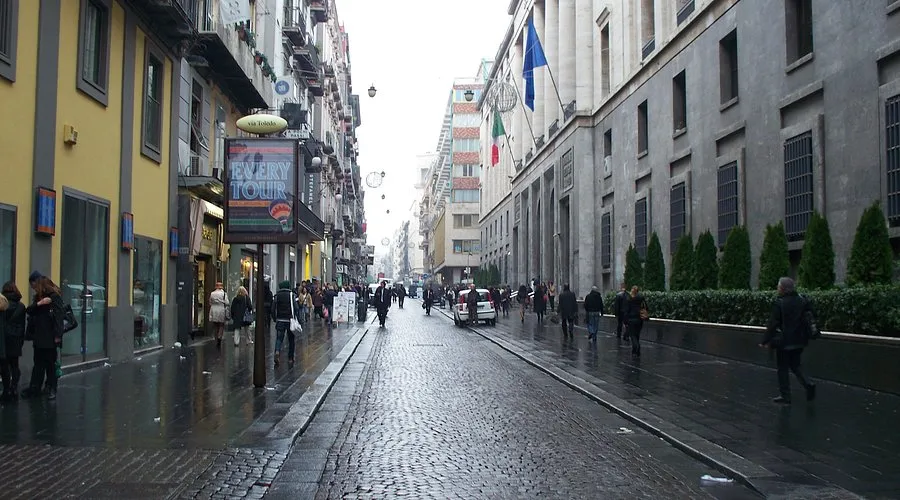 Via Toledo, l'arteria dello shopping